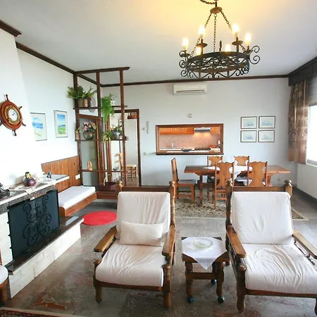 Βίλα Beachfront With Garden *