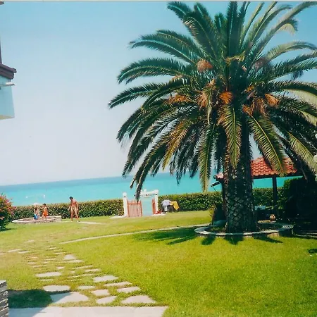 Βίλα Beachfront With Garden Πολύχρονο