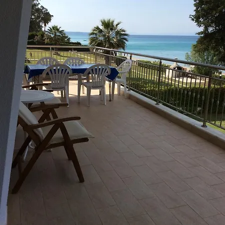 Βίλα Beachfront With Garden