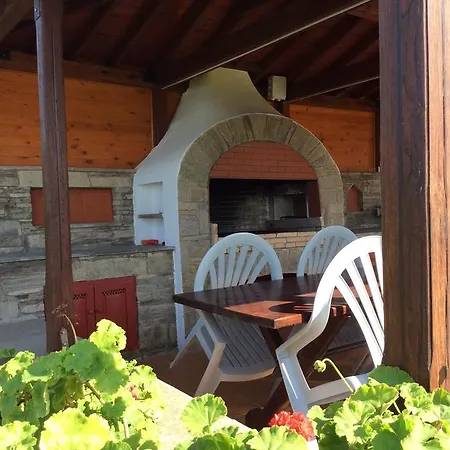 Βίλα Beachfront With Garden