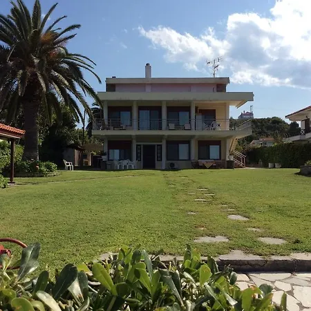 Beachfront With Garden Βίλα