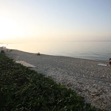 Βίλα Beachfront With Garden Πολύχρονο